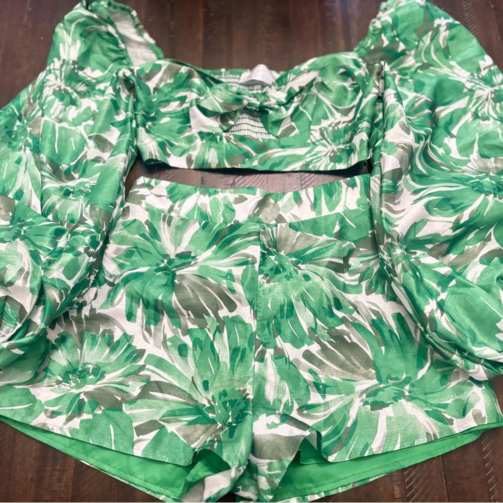 SB BOUTIQUE (Private Label)Green Long Sleeve Crop Blouse with matching shorts